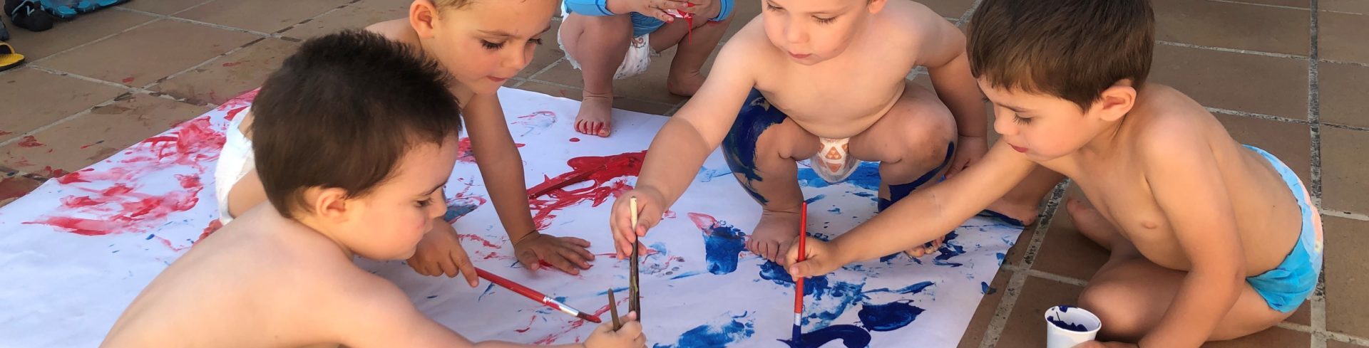 Nens pintant al casal d'estiu